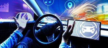 Otomatik pilot modunda bir araba kullanan kişi