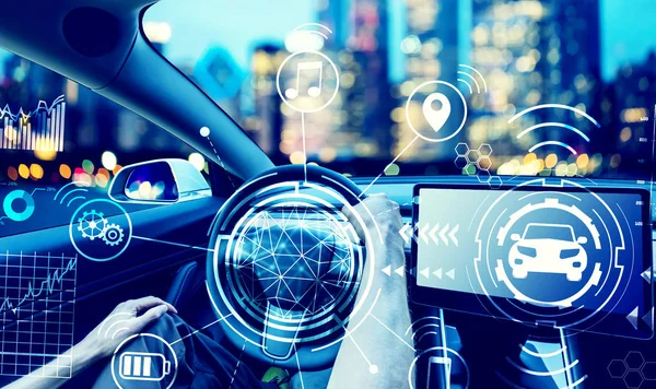 Kişi yeni bir elektrikli araç sürüş