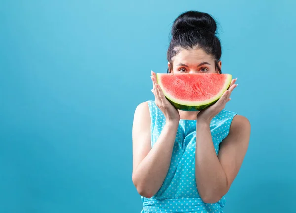 Jovem mulher segurando melancia — Fotografia de Stock