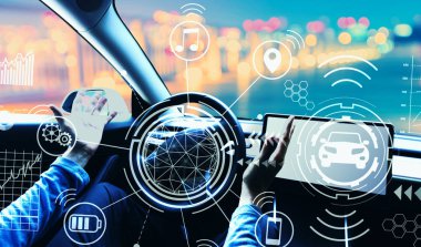 Otomatik pilot modunda bir araba kullanan kişi