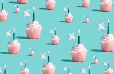 Yanan mumlar ile büyük ve küçük cupcakes