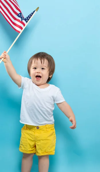 Gelukkig peuter jongen Amerikaanse vlaggen te zwaaien — Stockfoto