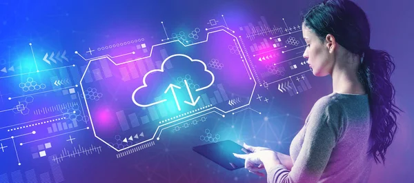 Computación en la nube con la mujer usando una tableta —  Fotos de Stock