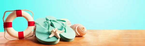 Chanclas sobre fondo azul — Foto de Stock