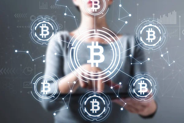 Bitcoin mit Frau per Tablet — Stockfoto