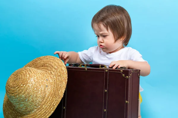 Batole boy cestování téma s suitecase a klobouk — Stock fotografie