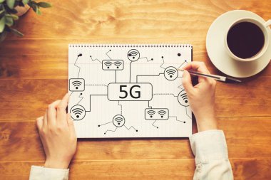 Bir kişi bir not defterine yazma ile 5g ağ 