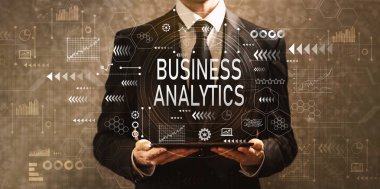 İş Analizi ile bir tablet bilgisayar tutan işadamı 