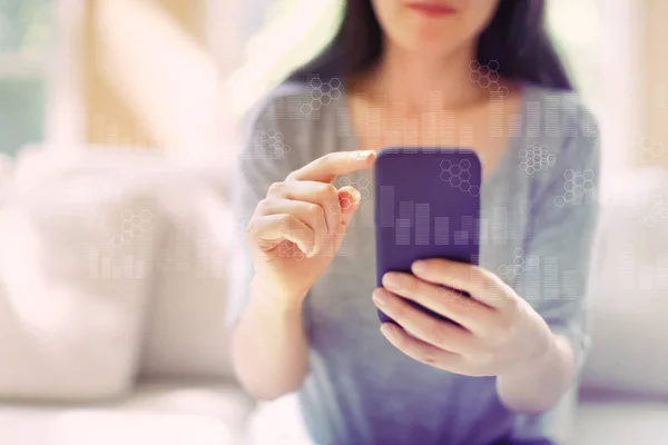 Digitale grafieken en zeshoek roosters met vrouw met behulp van een smartphone — Stockfoto