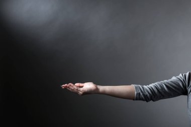 Bir şey tutan kişi