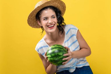 genç bir kadın tutarak karpuz