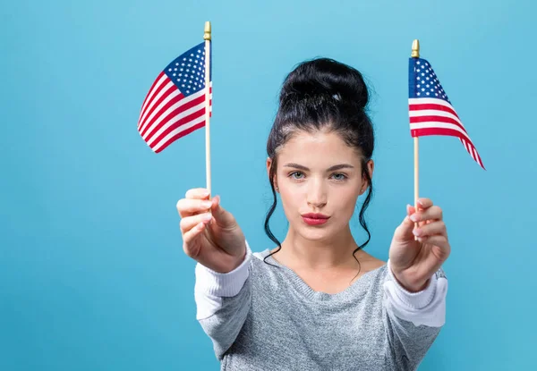 Mujer joven con bandera americana — Foto de Stock