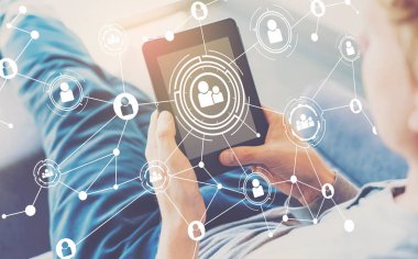 Tablet kullanan adam ile sosyal bağlantılar teması 