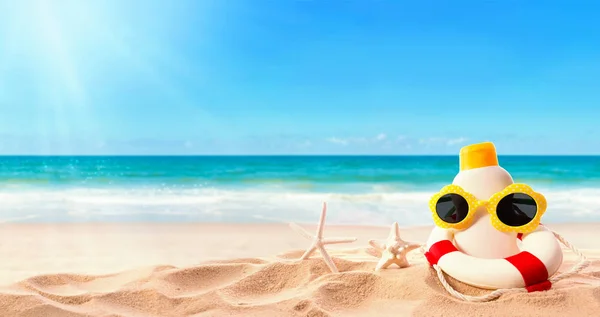 Protector solar na praia tropical — Fotografia de Stock