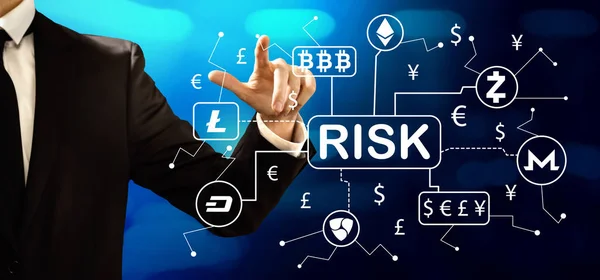 Тема ризику криптовалюти з бізнесменом — стокове фото