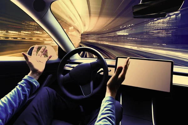 Person benutzt Auto im Autopilot-Modus — Stockfoto