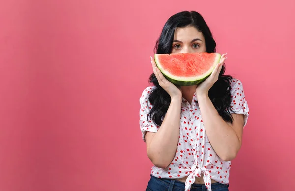 Jovem mulher segurando melancia — Fotografia de Stock