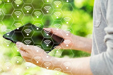 Onun tablet tutan adam ile Wifi tema