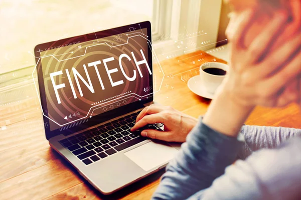 Fintech-Konzept mit Mann am Laptop — Stockfoto