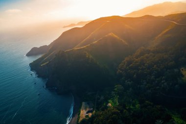 Gün batımında Marin Headlands 'ın havadan görünümü