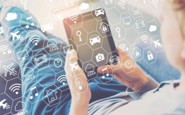 Tablet kullanan bir adam ile tema yok