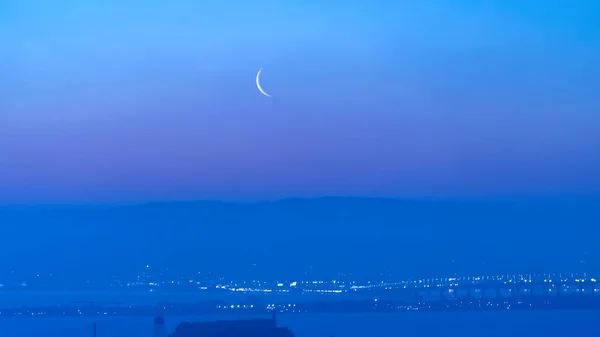 旧金山湾上空的新月 — 图库照片