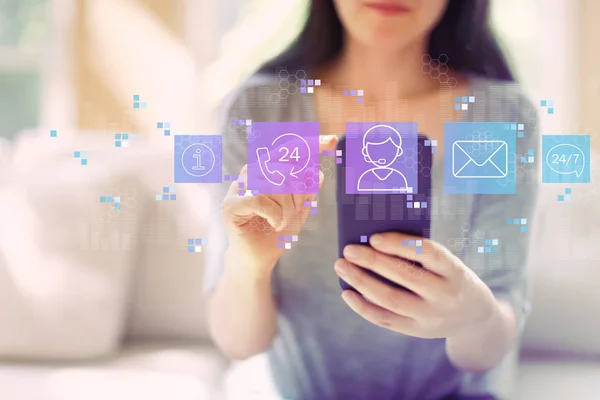 Servicio de atención al cliente las 24 horas los 7 días de la semana con una mujer usando un teléfono inteligente — Foto de Stock