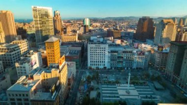 Trafik ve arabalar Union Square San Francisco 'da yoğun bir kavşaktan geçer
