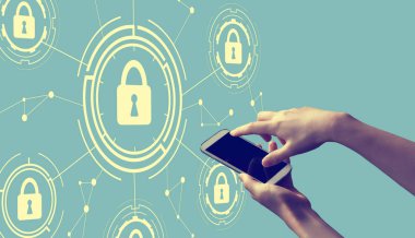 Akıllı telefon tutan kişi ile siber güvenlik teması