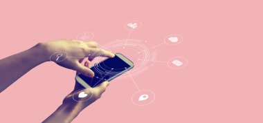 Akıllı telefon tutan kişi ile daire ile sanal simgeler