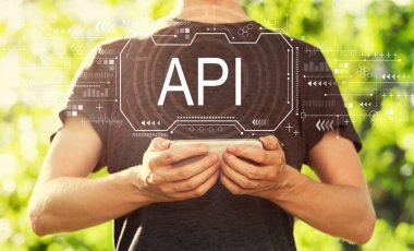Akıllı telefon tutan adam ile Api kavramı