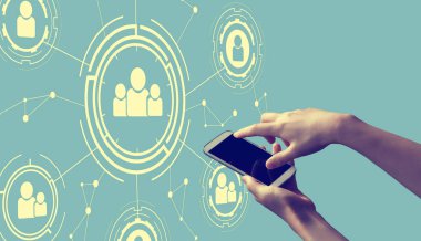 Akıllı telefon tutan kişi ile sosyal bağlantılar teması