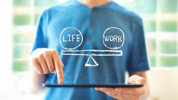 Equilibrio de vida y trabajo con el hombre usando una tableta —  Fotos de Stock