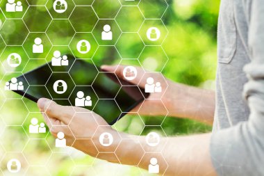 Tabletini tutan adam ile insan kaynakları teması