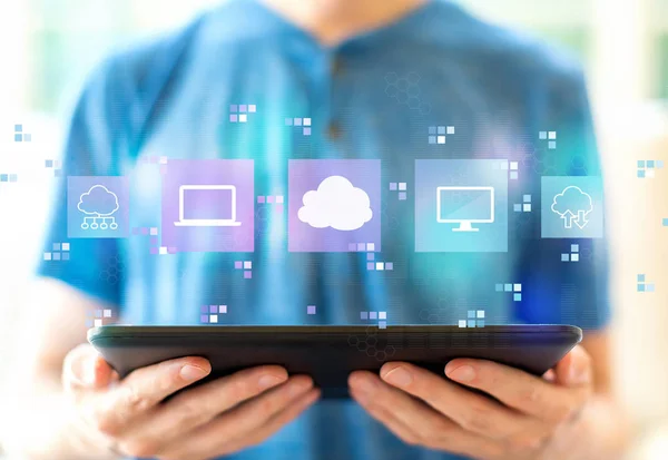 Cloud computing met de mens via een tablet — Stockfoto