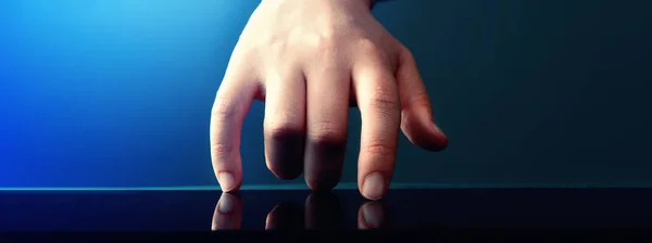 Ręczne naciśnięcie przycisku na komputerze typu Tablet — Zdjęcie stockowe