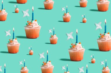 Yanan mumlar ile büyük ve küçük cupcakes