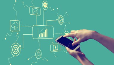Akıllı telefon tutan kişi ile pazarlama konsepti