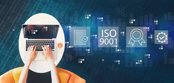 ISO 9001 ile bir dizüstü bilgisayar kullanan kişi — Stok fotoğraf