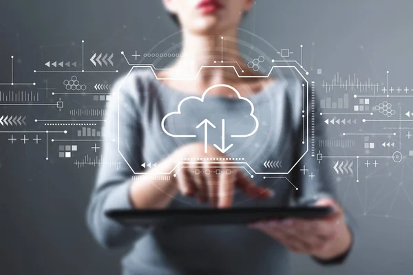 Cloud computing con donna utilizzando un tablet — Foto Stock