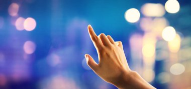 bir düğmeye basarak elle