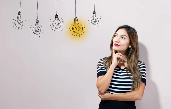 Idee Glühbirnen mit junger Geschäftsfrau — Stockfoto