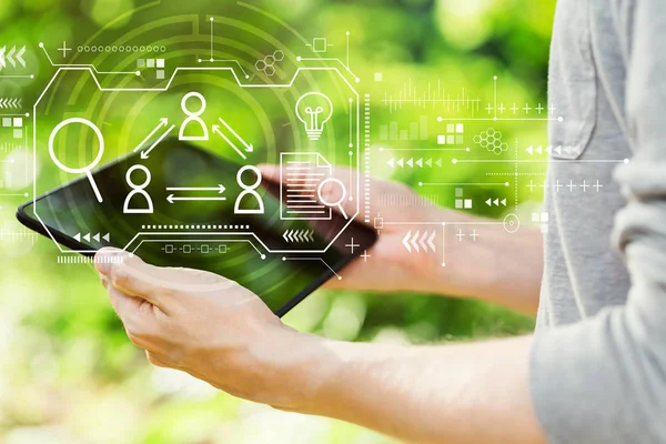 Tabletini tutan adam ile insan kaynakları teması