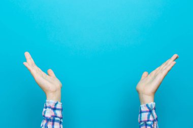 Görüntüleme hareketi yapan kişi