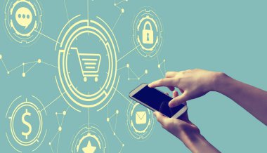 Akıllı telefon tutan kişi ile online alışveriş teması