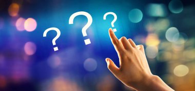 Elle düğmeye basılı soru işaretleri