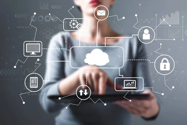 Cloud computing con donna utilizzando un tablet — Foto Stock