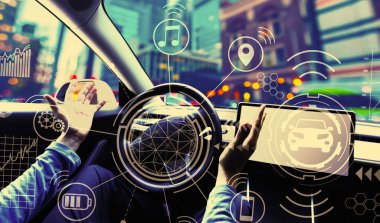 Otomatik pilot modunda bir araba kullanan kişi