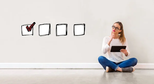 Controlelijst met vrouw met behulp van een tablet — Stockfoto