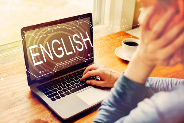 Bir laptop kullanarak adam ile İngilizce kavramı — Stok fotoğraf